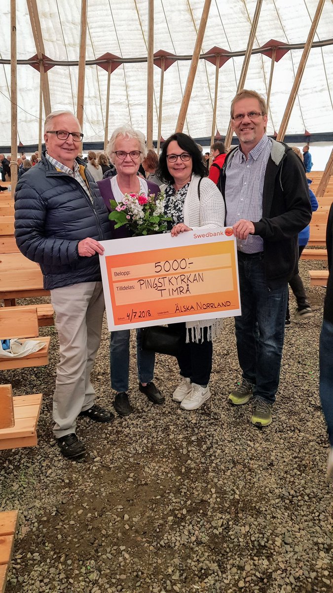 christianmolk's tweet photo. Vilken rolig överraskning jag fick idag på Lappis kvällsmöte! Timrå Pingst tilldelas Älska Norrlands stipendium! :) #Lappis #Pingst #integrationsglädje https://t.co/Sm2pLLdbH7 https://t.co/sCAAIrp62v