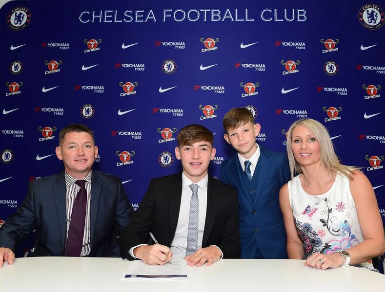 billygilmourrr's tweet image. Happy to sign my first professional contract @ChelseaFC 💙⚽️