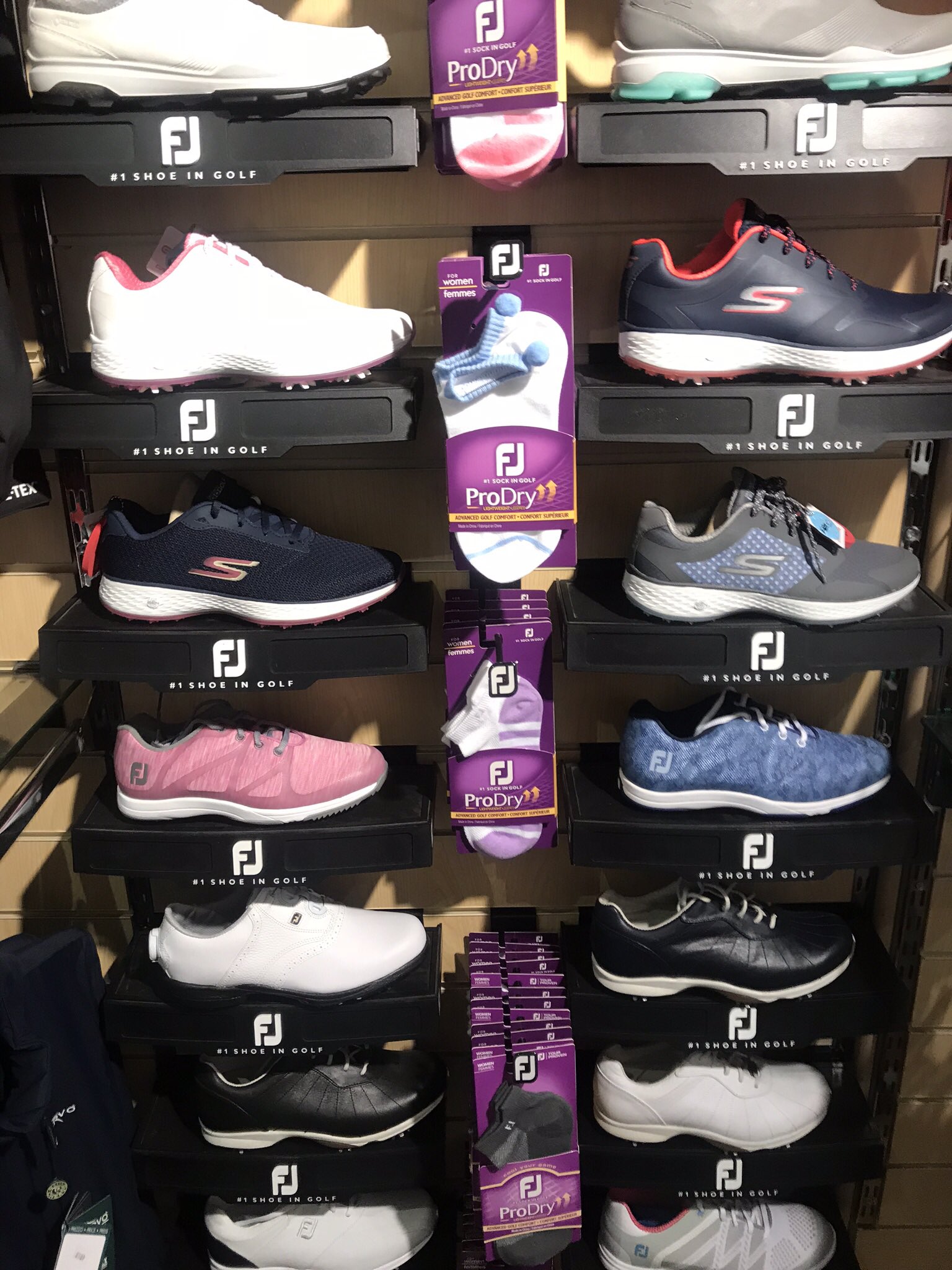 Skechers outlet shop amarin plaza