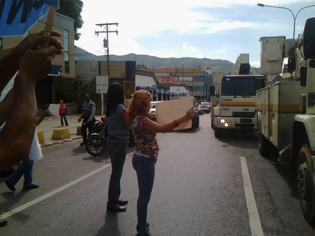 oficialsiprecec's tweet photo. HOY #4Jul jornada de protesta en Torre 4 con toma de la Av Cedeño exigiendo #SALARIOSDIGNOSPARACORPOELECYA #ConSueldosMiserablesNoSeAlimentaNadie LA CLASE OBRERA ELECTRICA YA PERDIÓ EL MIEDO Y SE MANTENDRÁ EN LA CALLE https://t.co/8QfXYBbg2x
