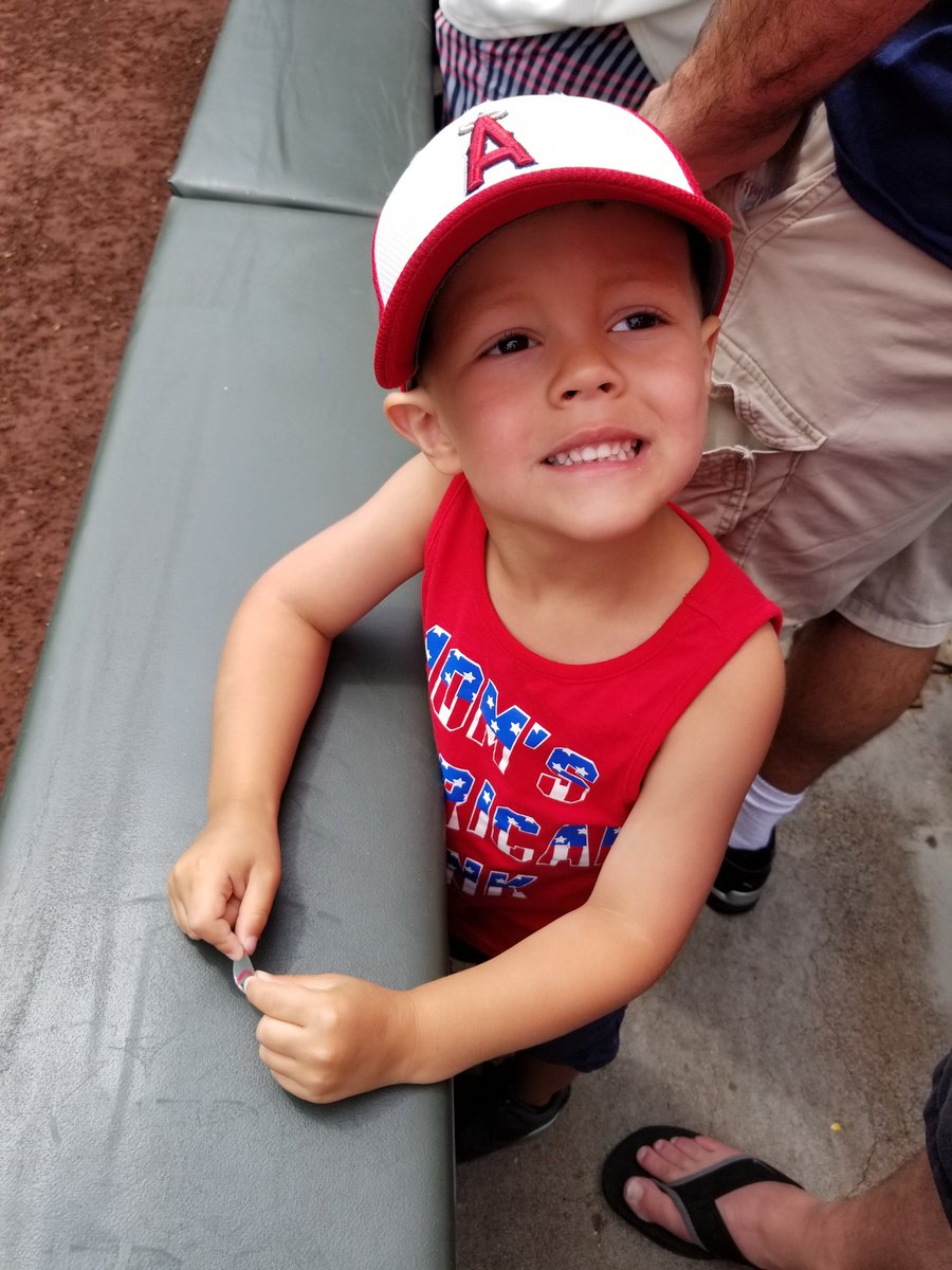 grossekugeln's tweet photo. @Markgubicza come sign his hat!
Down the 3rd base line! https://t.co/dqpLvj5HMD