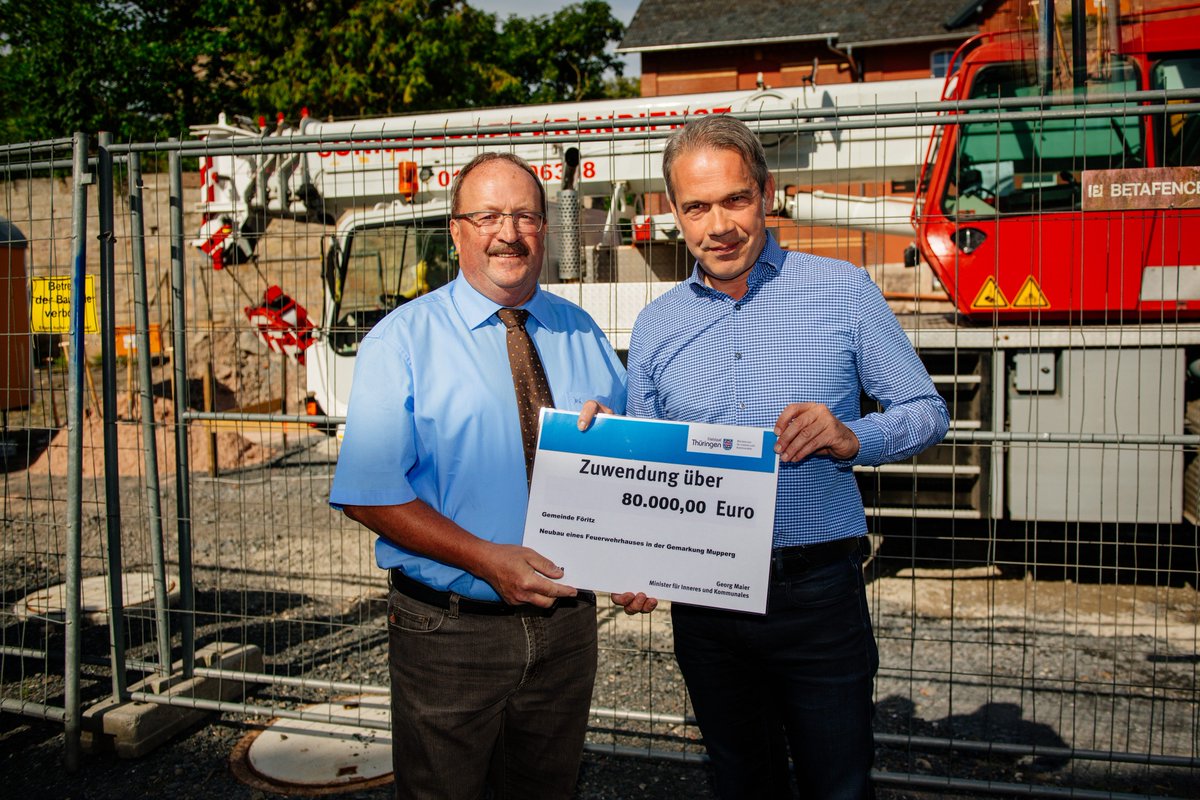 TMIKThueringen's tweet photo. Innenminister @GeorgMaier8 besuchte heute die #Föritztalgemeinden im Landkreis #Sonneberg. Mit dabei hatte er einen Zuwendungsbescheid über 80.000 Euro für den Neubau eines Feuerwehrhauses im Ortsteil #Mupperg. https://t.co/sawfKrD70q