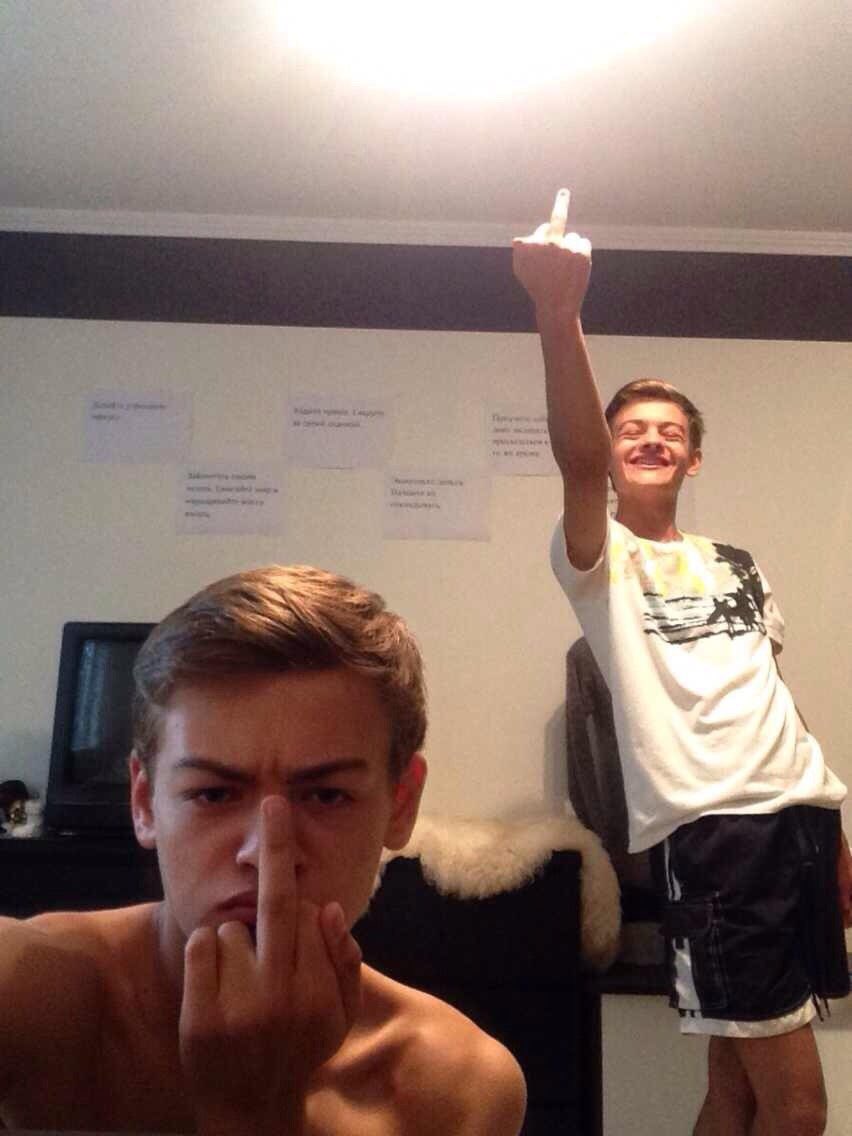 dimkept's tweet image. 5 лет назад возомнил себя мастером фотографического шопа и пиздел всем, что у меня есть брат-близнец. и ведь верили.