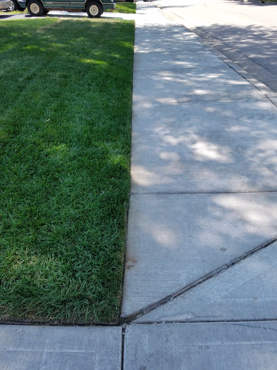 Yard27746186's tweet photo. Getting better at edging... Not too shabby. #EnjoyTheMow #KeepCalmMowTheLawn #KCMTL https://t.co/xXxTD379j7