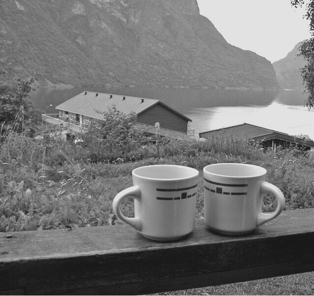 ☕️
夏の午後
人影なきカフェ
至福の時

Summer afternoon---
The precious moment
No one is in a cafe

#haiku #俳句