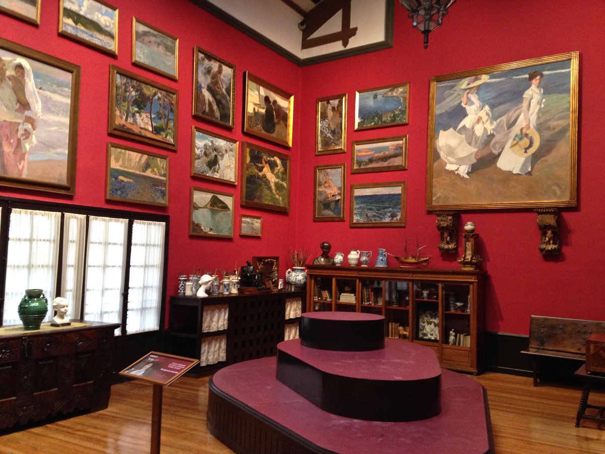 bernimora17's tweet photo. Museo Sorolla (5). El salón de la casa fue destinado a taller del pintor. Las paredes están cubiertas de espejos y cuadros, entre ellos el famoso “Paseo a la orilla del mar”, de 1909. En el cuadro están presentes el movimiento, la brisa y la luz de la tarde.
#museosorolla https://t.co/adVWWBn0Hh