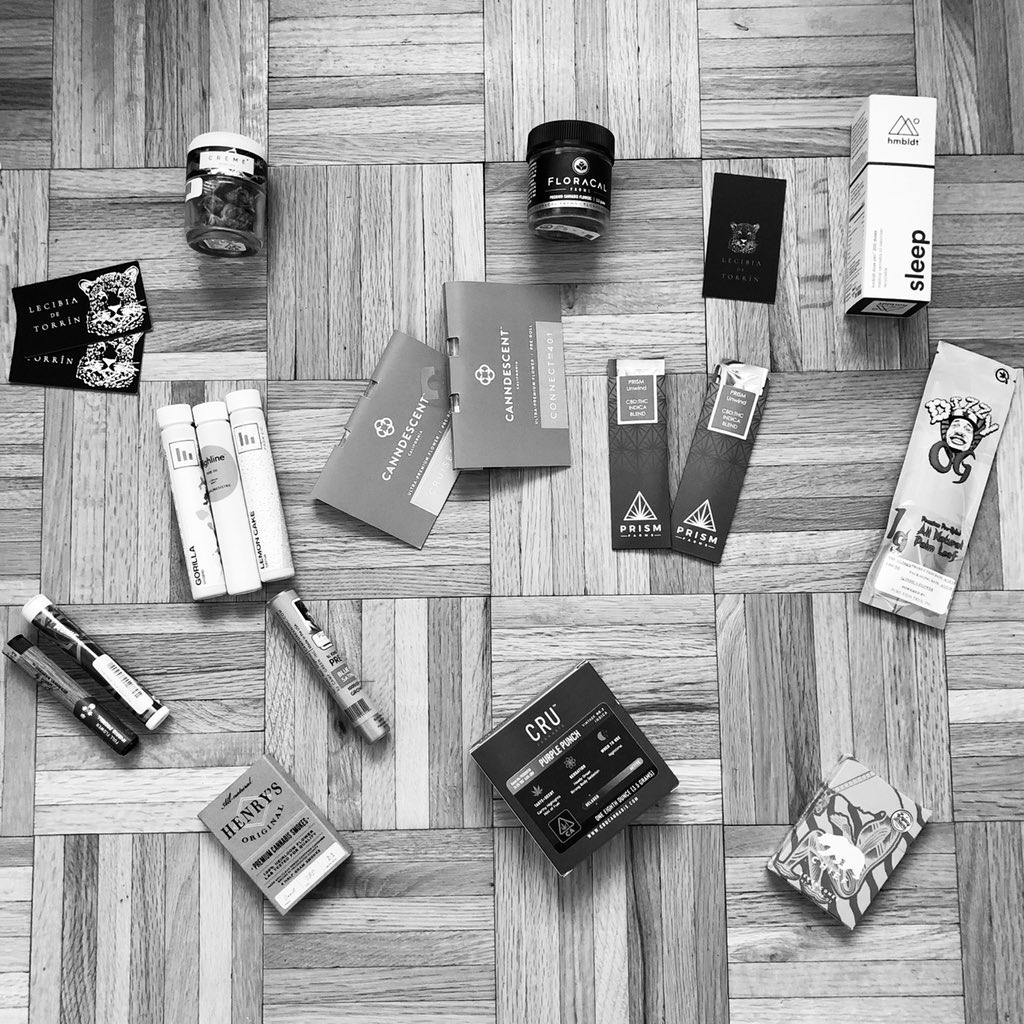 DeTorrin's tweet photo. Cannabis, like most things, is better when you have options -
Can you spot any of your favorites?
📷: https://t.co/TJQ037SPId
https://t.co/77igYDXxRq
#lecibiadetorrín 
#fortheculture 
.
.
.
#ldt #cannabis #cannasseur #cannabisevents #cremegenetics #canndescent #dosist https://t.co/SfIJvhiMfI