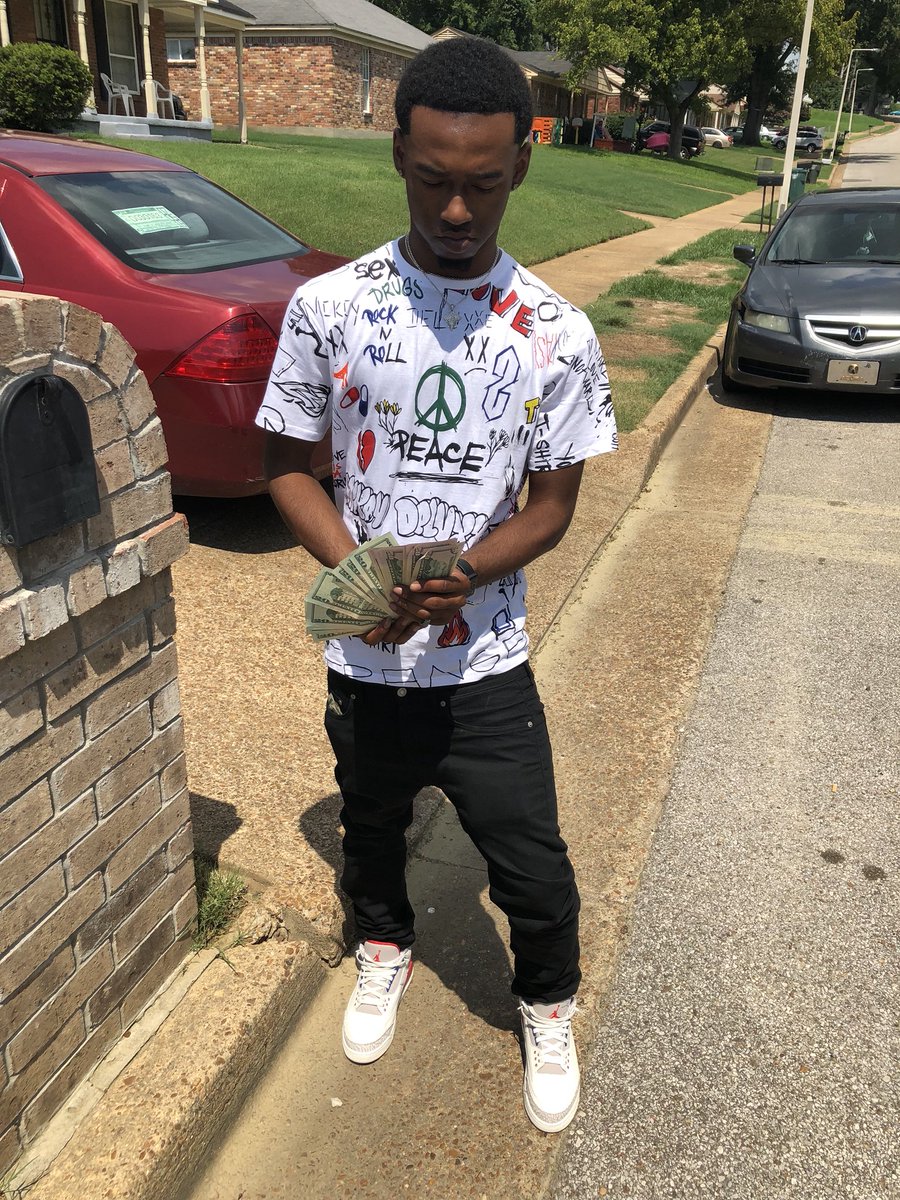 macmaun's tweet photo. If youn like me nigga fuck ya, and you need to go find your hustle💰🖤🏚🅿️ #BlocNation https://t.co/OGzYoIoBA9