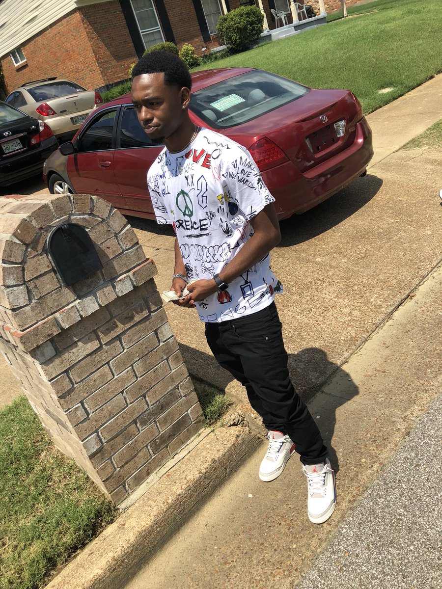 macmaun's tweet photo. If youn like me nigga fuck ya, and you need to go find your hustle💰🖤🏚🅿️ #BlocNation https://t.co/OGzYoIoBA9