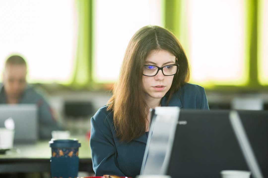 GlafiraZhur's tweet image. Знаете, есть способ получить много своих хороших фотографий! Идешь на воркшоп от #MinskCSS - и вуаля (фото 1)! А еще есть способ научиться ровно сидеть. Идешь на воркшоп по #БЭМ и тебя там фоткают, а ты и не знаааал (фото 2)! Потом смотришь на себя. Воркшоп оказался куда полезнее