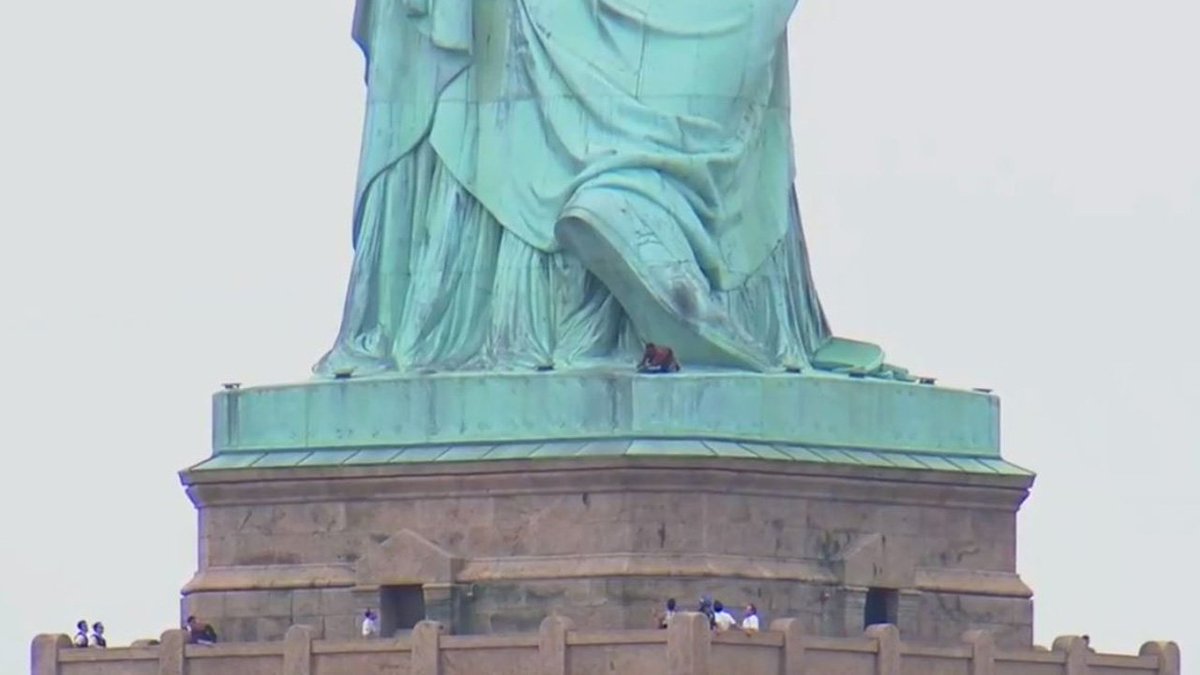 WATCH LIVE: Woman climbs base of Statue of Liberty in New York bit.ly/2KLCAdP https://t.co/XqIrVZyAmG