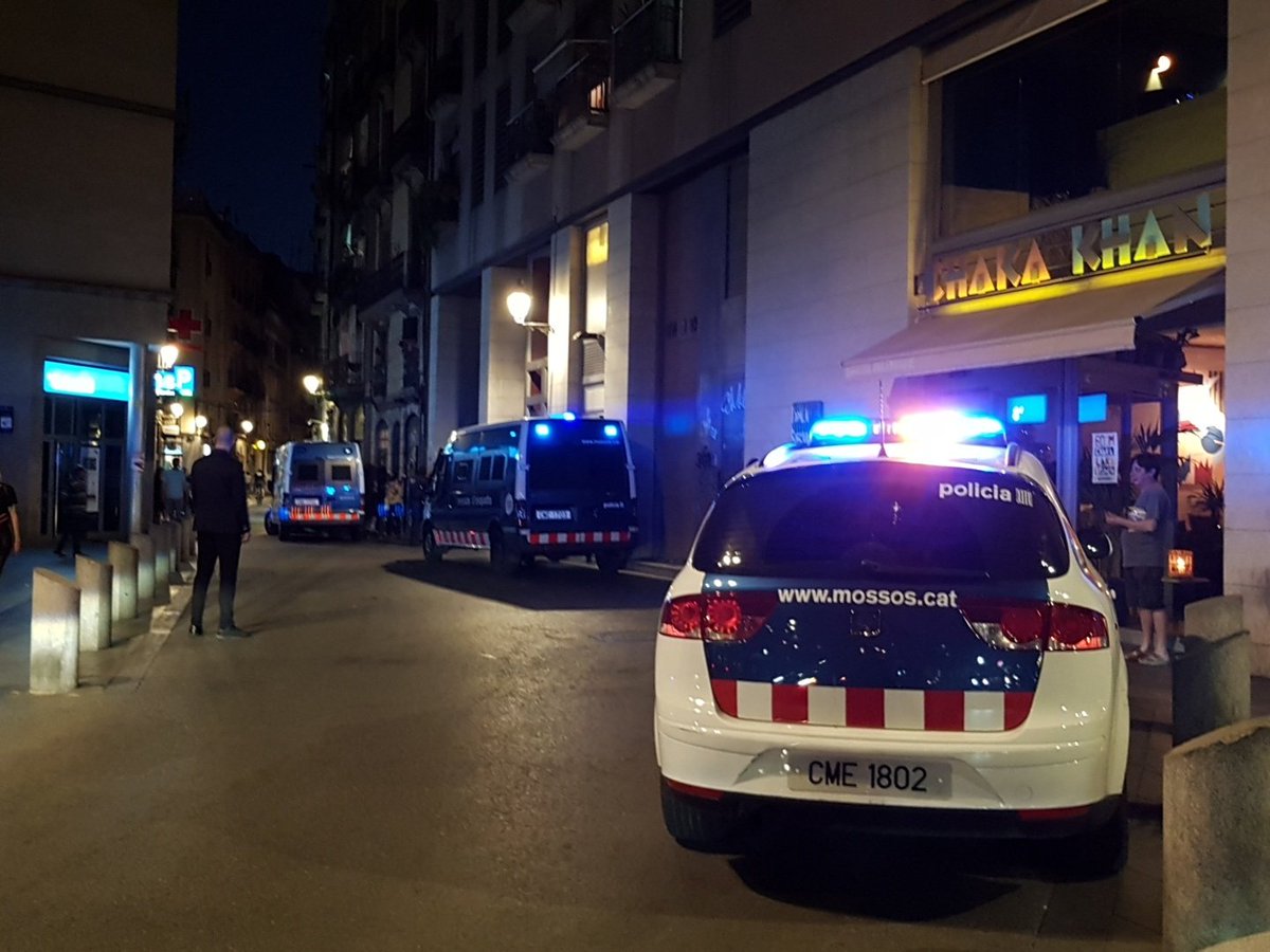 manelrawal's tweet photo. Moguda al carrer Hospital 114 Baixos. #narcopisos #RavalBcn
Molta feina per fer... Diversitat 3D de la chunga: etnica, social, criminal... https://t.co/na7fu3p3iW