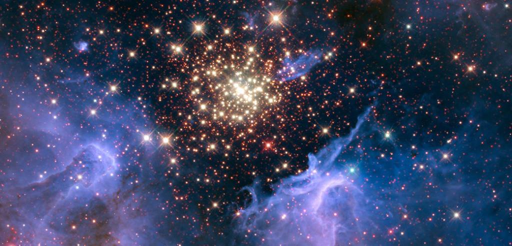 NASA's tweet image. Celestial Fireworks! 🌟 Like a #FourthOfJuly2018 fireworks display, this glittering collection of stars located 20,000 light-years away from Earth looks like a red, white &amp;amp; blue aerial burst. Take a closer look: go.nasa.gov/2MMxIpn