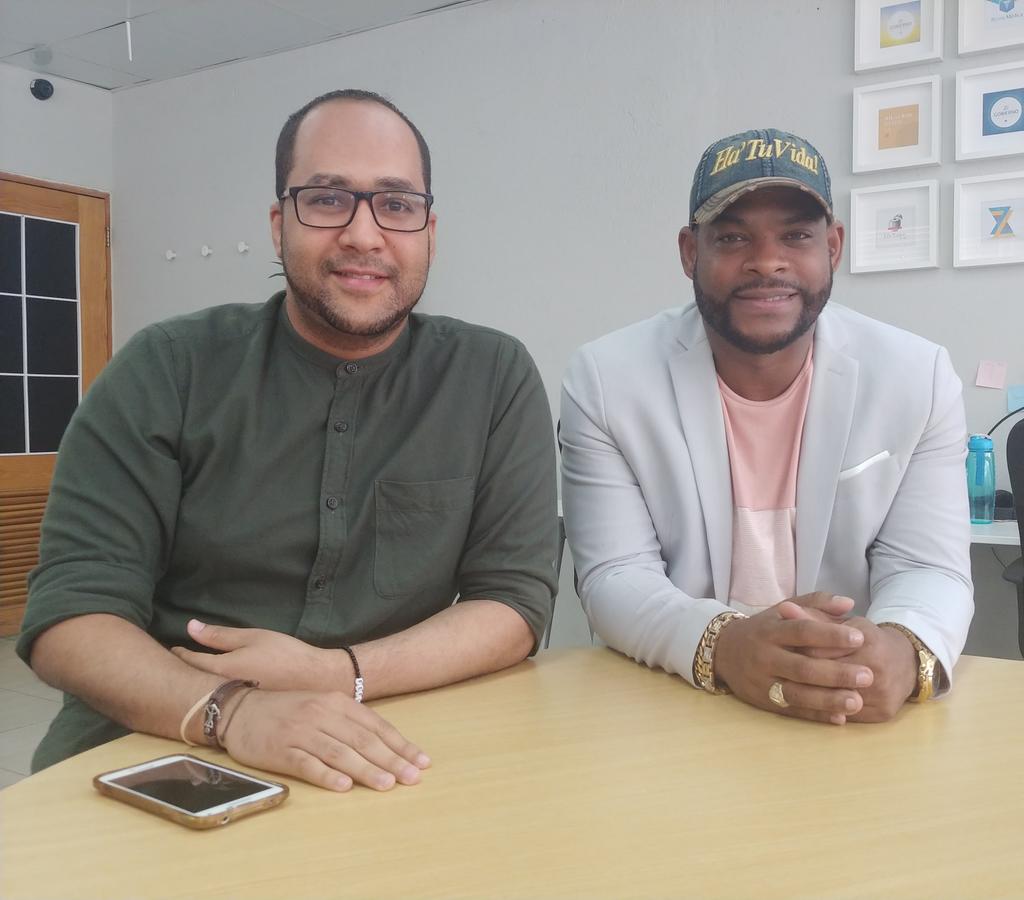 z101digital's tweet photo. 🎥 EN VIVO | #ZSinEstrés El comunicador @GaryAcostaR entrevista al salsero @YiyoSarante. 

Sintoniza nuestro #FacebookLive aquí: https://t.co/DUQxfVqar6 📲 https://t.co/b3hT8WF10n