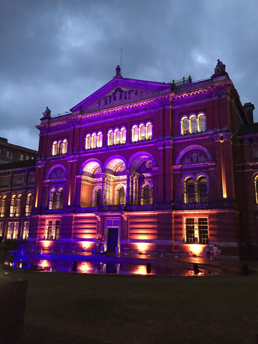 Harper360UK's tweet photo. HarperCollins summer author party in full flow- not letting the rain stop the fun! 🎉 https://t.co/NzcxsGuCXI