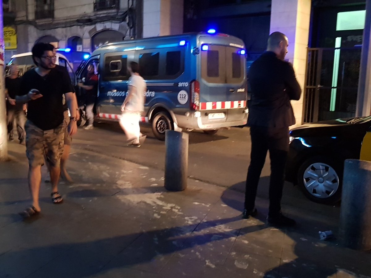 manelrawal's tweet photo. Una ionqui liant-la al mig del carrer Hospital #RavalBcn tirant una moto pel terra perquè s'ha quedat sense el chute... els han pillat a tots segons converses... #narcopisos https://t.co/0RLzuoNKtL