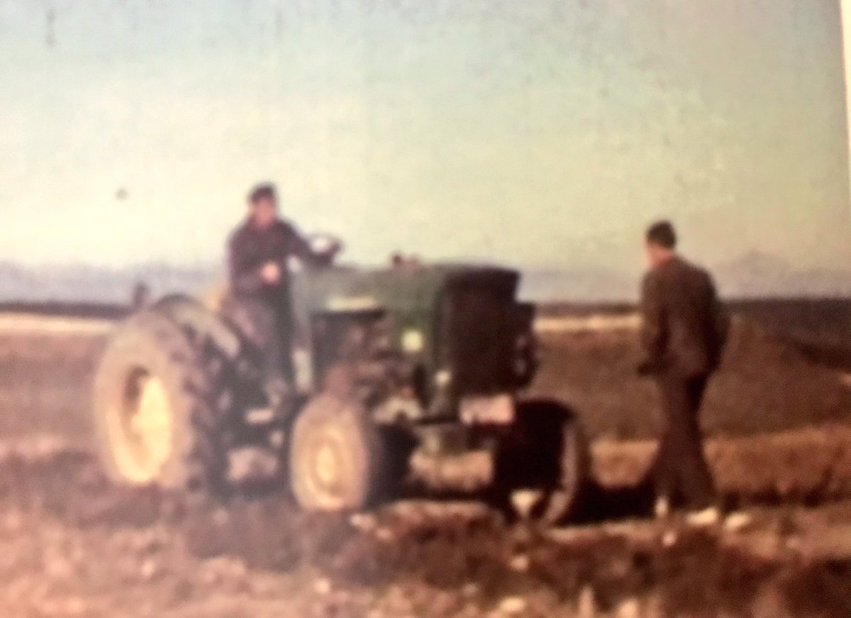 BorjaBarba's tweet image. Dicen que aquel 5 de julio de 1968 fue un día de mucho calor en la vega del Carrión. Aprovechando el fresco de las últimas horas del día, un tractorista se afanaba en preparar unas acequias de riego en unas fincas de labranza