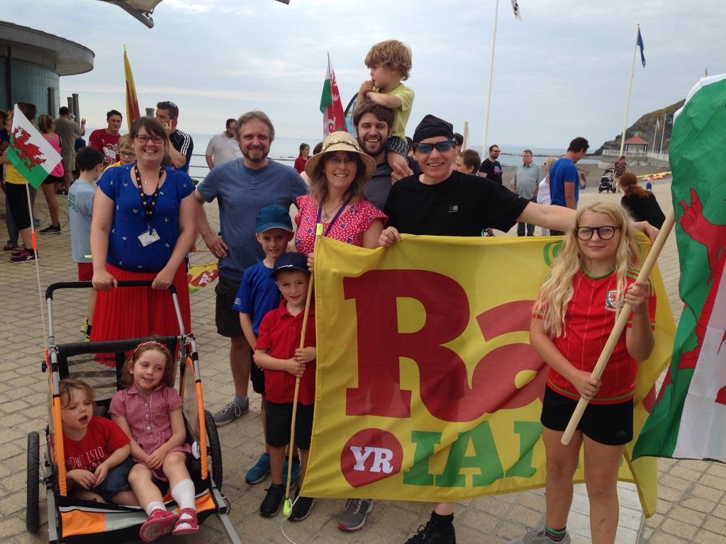 Rhai o'r criw yn barod i gefnogi <a href="/RasyrIaith/">Ras yr Iaith</a> yn Aberystwyth heno. Diolch i bawb ddaeth draw i redeg a chefnogi! Diolch i bawb wnaeth noddi hefyd!