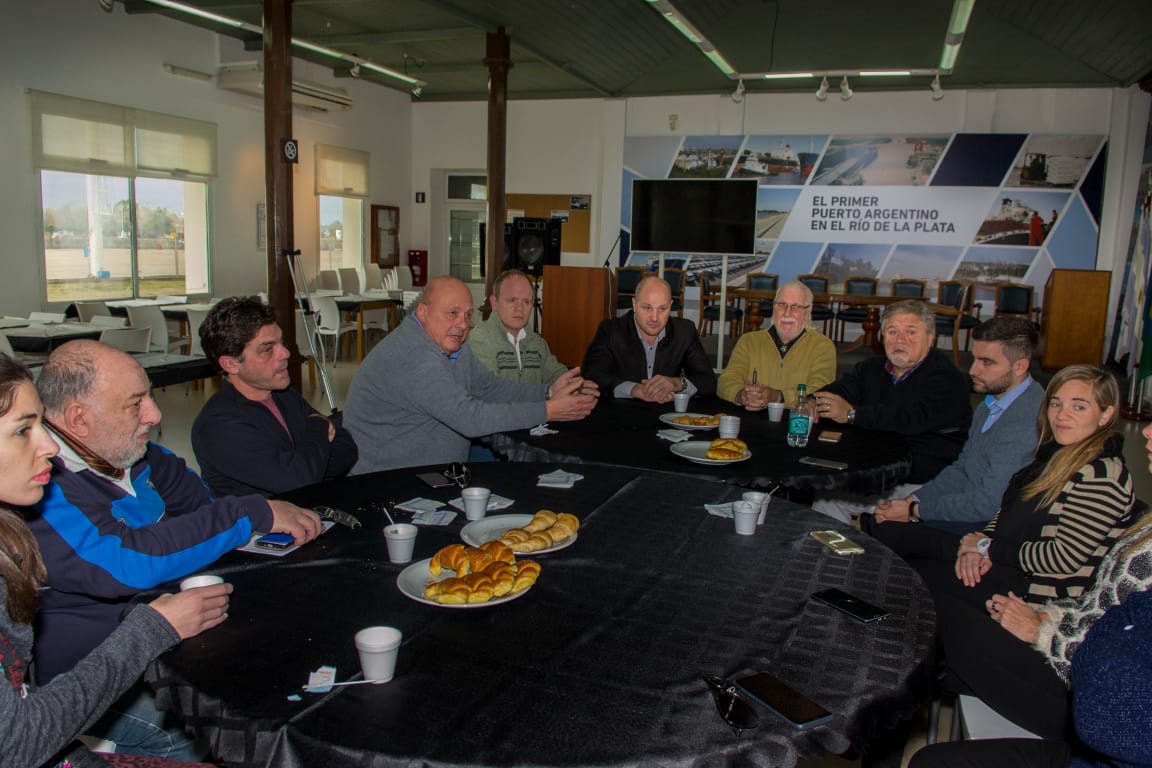AgrupVyBPuertos's tweet photo. Reunion de Seccional Bs As Puertos de #APDFA en Puerto la Plata con la presencia de Directivos Nacionales @PuertoLaPlata @PuertosBA @PuertoDockSudok https://t.co/KmB4HRuHk0
