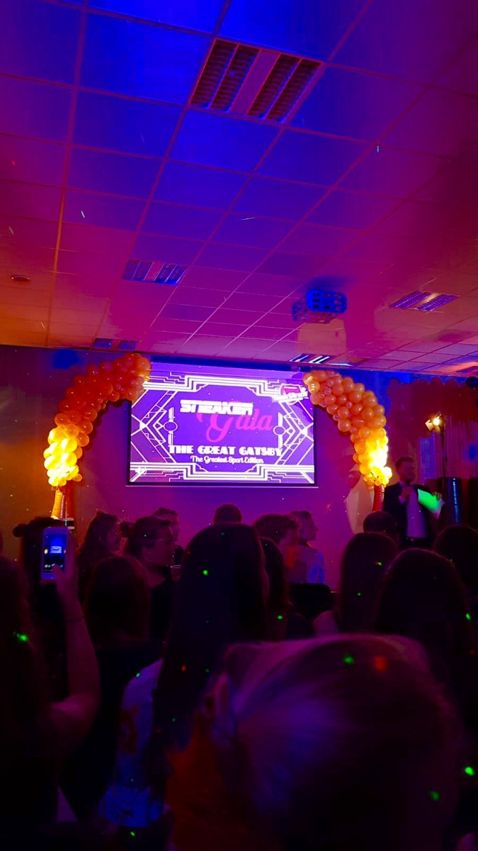 Rugby_4_Fun's tweet photo. Wat een onwijs toffe avond! Ik ben benoemd tot beste coach/trainer door @SR_Utrecht. Iedereen die op mij gestemd heeft, super bedankt👍🏻! Trots op mijn club @RUSDamesrugby!Persoonlijk wil ik mijn eigen sponsor @BergansBenelux ook nog super bedanken voor de fijne samenwerking!!😘 https://t.co/p4hfsmHB6m