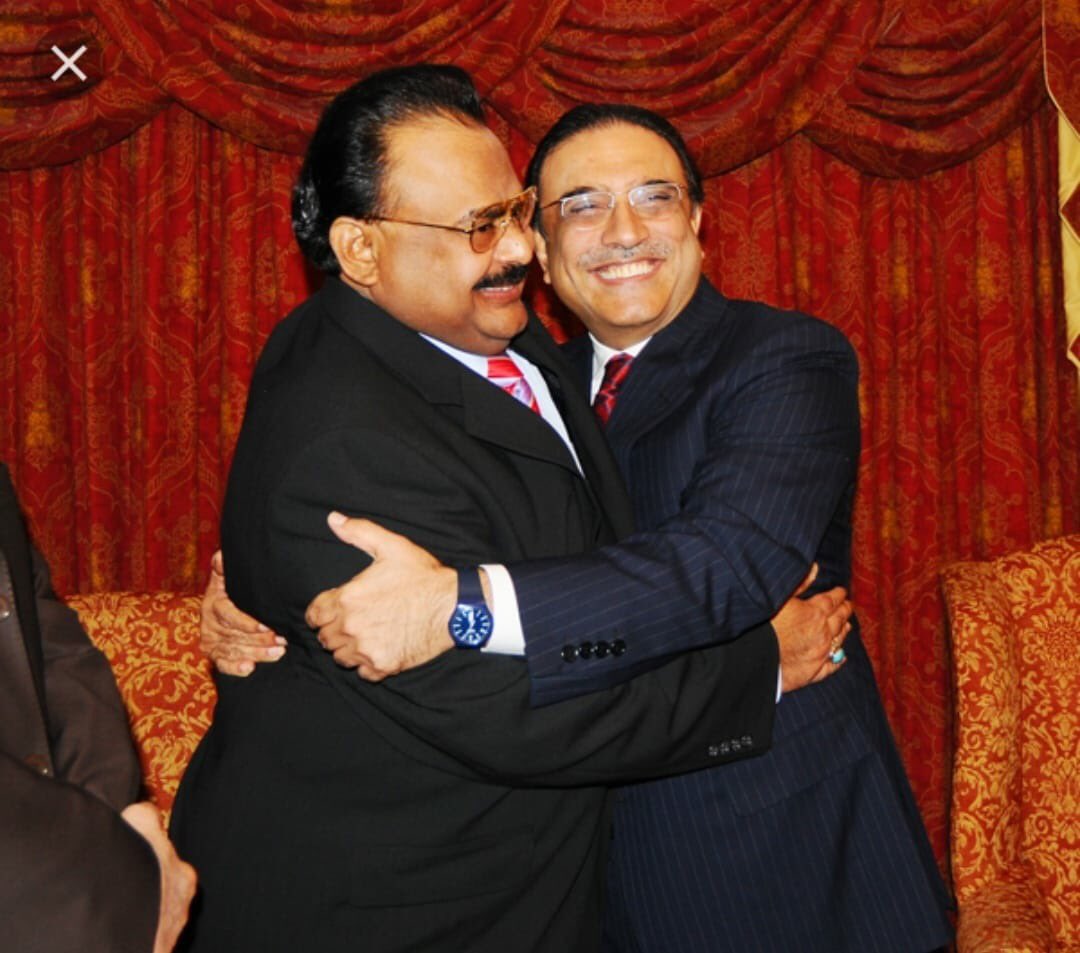 ایاز لطیف پلیجو لندن میں الطاف حسین سے ملاقات کرنے کی تصویر۔۔ شرم کرو سندھ کو کس نے بیچا تھا، کس نے سات ہزار لوگ مروائے تھے؟ مگر ووٹ پھر بھی تیر کو دینے کو کہنے والو سندھ کو تباہ مت کریں۔