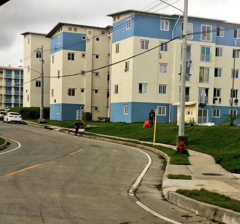 ¡Así se hace! Residentes del proyecto Alto de Los Lagos, realizan jornada de limpieza, promoviendo la buena convivencia y el cuidado de las áreas verdes. #ColónLimpio