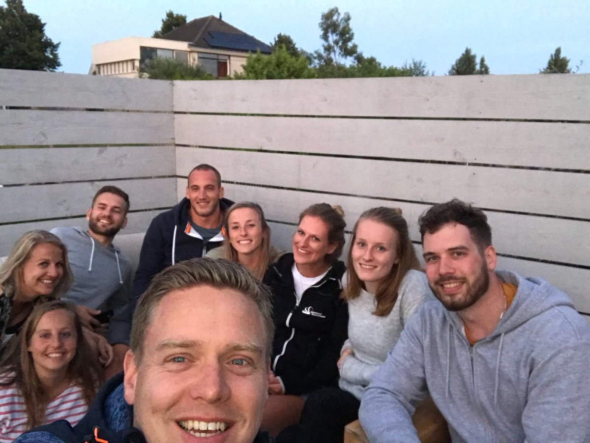 evelienpinkster's tweet photo. Dé beloofde barbecue bij @ArjanTaaij !
En wat voor ééntje. Mooie afsluiting van een mooi seizoen! En dat samen met deze toppers 💙
@AnneBuunk @DennisBorst @AlferinkMalou @maaikep1 @Rinske96 &Daniël
#projectplaza #lycurgus #volleybal #culinairhoogstandje https://t.co/2EbzJcs8bb