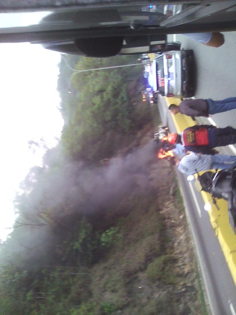 djabellou's tweet photo. Vía @Porlasvias @Volvialasvias @EUtrafico @traficovv @traffiCARACAS @trafficMIRANDA @trafficVzla @MaquinaDelAire @FMCENTER #PNM cola corrida ambos sentidos por incendio de camioneta a 20mts d ivic km11 vía #LosTqs #4Jul 5:51pm https://t.co/RGZQHu5E2Q