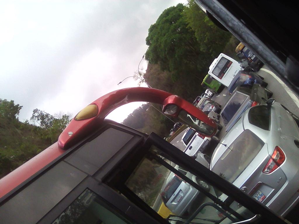 djabellou's tweet photo. Vía @Porlasvias @Volvialasvias @EUtrafico @traficovv @traffiCARACAS @trafficMIRANDA @trafficVzla @MaquinaDelAire @FMCENTER #PNM cola corrida ambos sentidos por incendio de camioneta a 20mts d ivic km11 vía #LosTqs #4Jul 5:51pm https://t.co/RGZQHu5E2Q