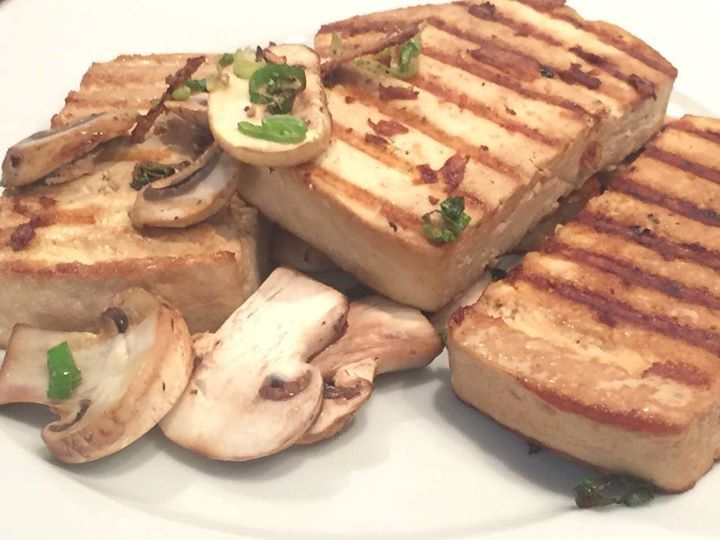 DimensionVegana's tweet photo. Aprende a hacer tofu (queso de soya) en casa, es muy fácil y los ingredientes son solo soja, agua y limón 😋😊👩‍🍳 #soja #agua #limón

Para ver la receta visita nuestro canal de Youtube https://t.co/3Z02QE9nYS

y en nuestra web  https://t.co/f910THmmEE https://t.co/BX556opgdQ