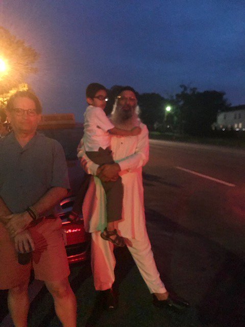 Kmurray123's tweet photo. #FacesoftheFourth #InItTogether #CountryoverParty
Just a small snippet of America - caught on Route 50/Arlington Blvd. Arlington, VA Some a bit blurry, but we all should get "the picture" :) https://t.co/QS5VgJJzyA