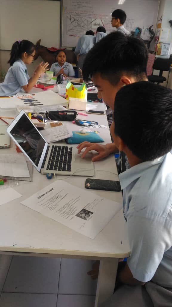 tenbyipoh's tweet photo. Team Germany are hard at work. #Germanfootballteam https://t.co/gfm3q1d5Wl