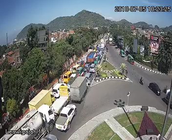 10.25 WIB Bundaran Leuwi Gajah Arulin Terpantau Cukup Padat