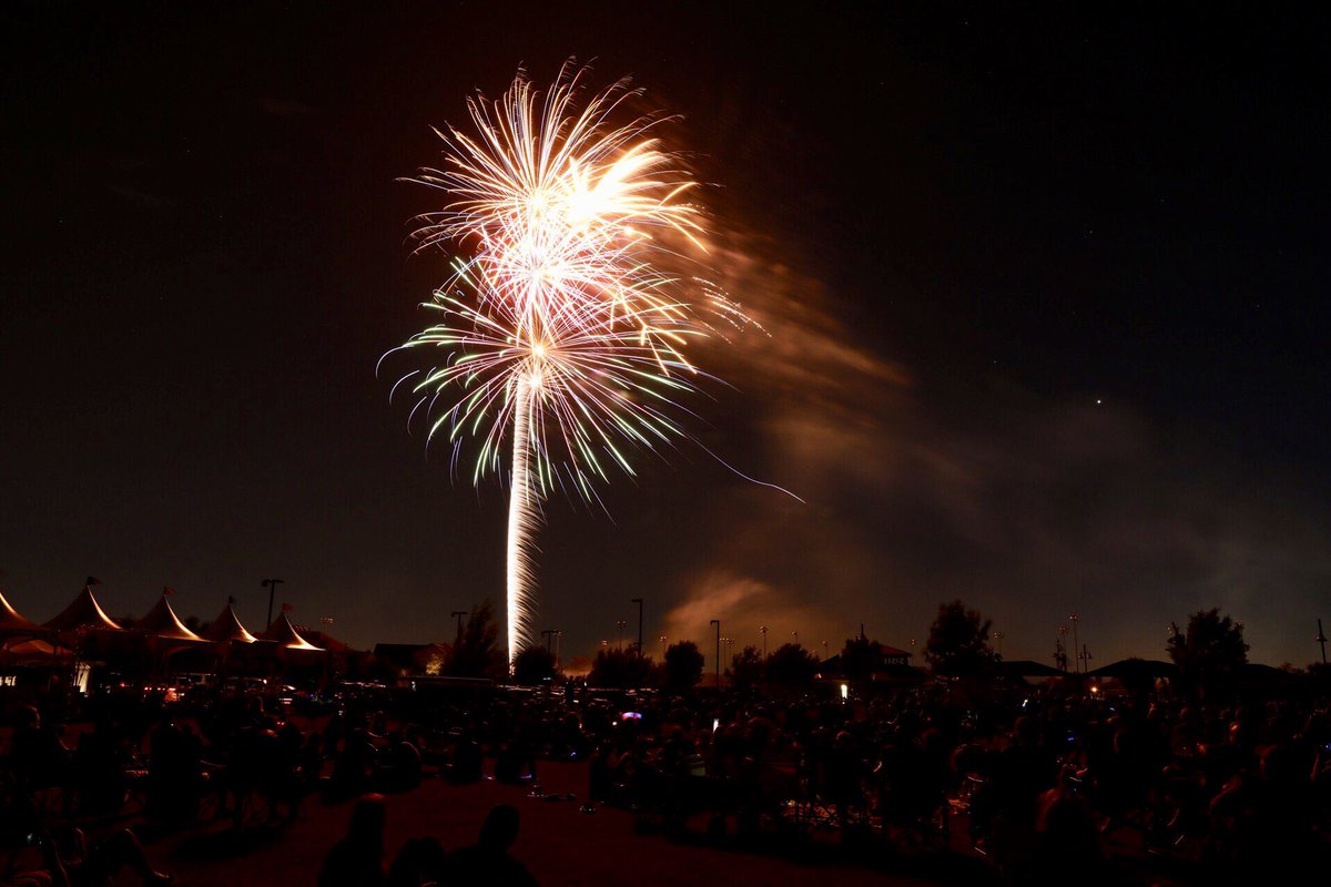 carissaalexiss's tweet photo. Happy firework day!! Here’s some photos I took on my Canon 5D Mark IV 🎆 https://t.co/1QVqv3tb0W