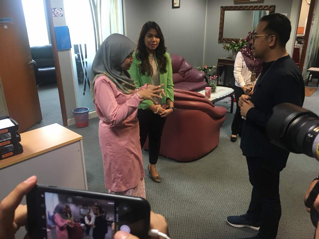 tkpbpb's tweet photo. Welcome to KBS YB @scheekeong daripada Bahagian Pembangunan Belia, Jabatan Belia dan Sukan Negara. Lawatan Timbalan Menteri Belia dan Sukan ke Bahagian Pembangunan Belia, Disambut mesra oleh Timbalan Ketua Pengarah Bahagian Pembangunan Belia, Dr Mohd Ghani Bin Mohd Yusof. https://t.co/Ab4tNNkVUV