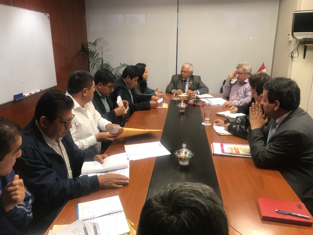 GloriaMonteneg's tweet photo. #Ahora reunión en @viviendaperu junto a alcaldes de #Julcán #Paranday #SantiagoDeChuco #Pacasmayo #SanJose #Razuri #SanAntonio #Ascope priorizar la viabilidad de proyectos de saneamiento y agua potable, parte fundamental en la salud de la población. https://t.co/GaLw5o3w8D