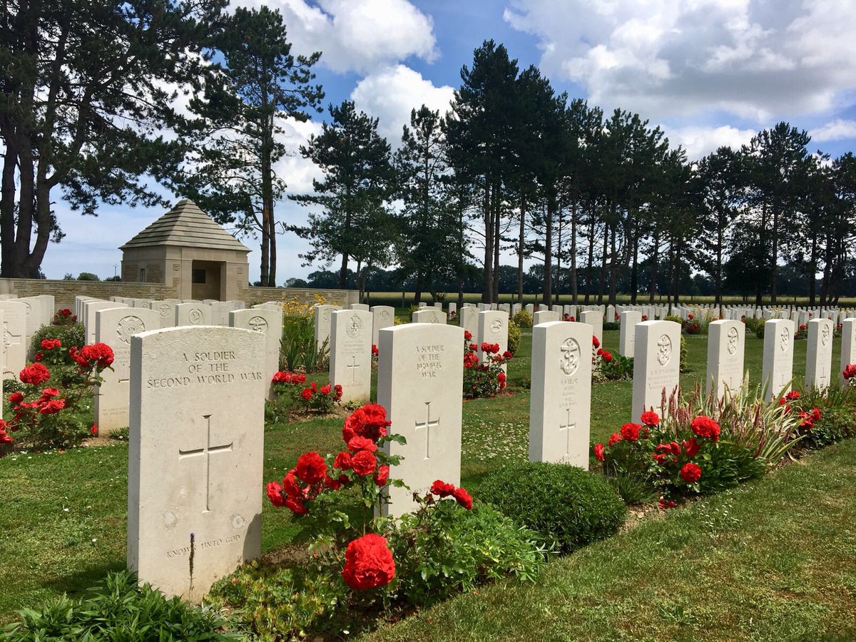 JudgemeadowM's tweet photo. WW2 cemetery: pupils showing their respect and learning about the landings and lives lost #Judgemeadow #LestWeForget https://t.co/TrZhQDAZ5R