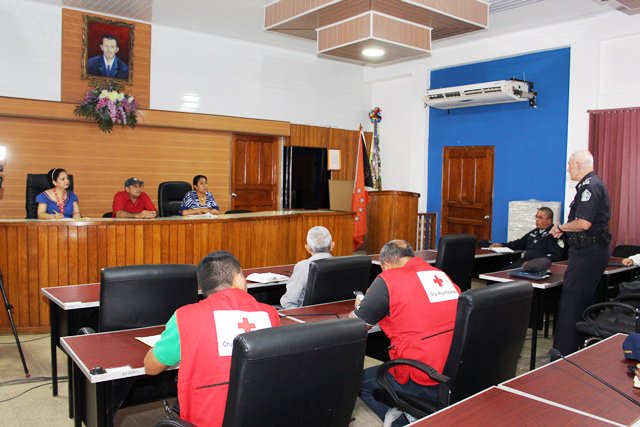 #DisfrutaSeguro Uniformados de la #7maZPdeLosSantos, se reunieron en el salón Municipal, con miembros de la #FTCAyuda para coordinar el despliegue de seguridad para las festividades en honor a Santa Librada, Patrona de Las Tablas.