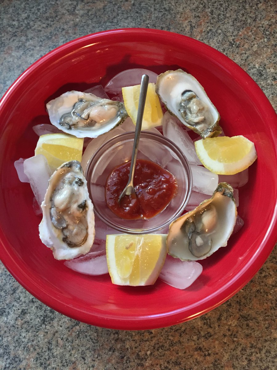 nickibfotog's tweet photo. Shucked my first (Wellfleet) oysters w/my new @RMurphyKnives  New Haven oyster shucker.  Also had a wonderful local-sourced sirloin w/various wild mushrooms &amp; onion, and truffle fries w/freshly grated Parmesan, lavender &amp; parsley.  Happy 4th! 👊🏻🇺🇸 #food #Food #foodie https://t.co/B4mqIZWMkW
