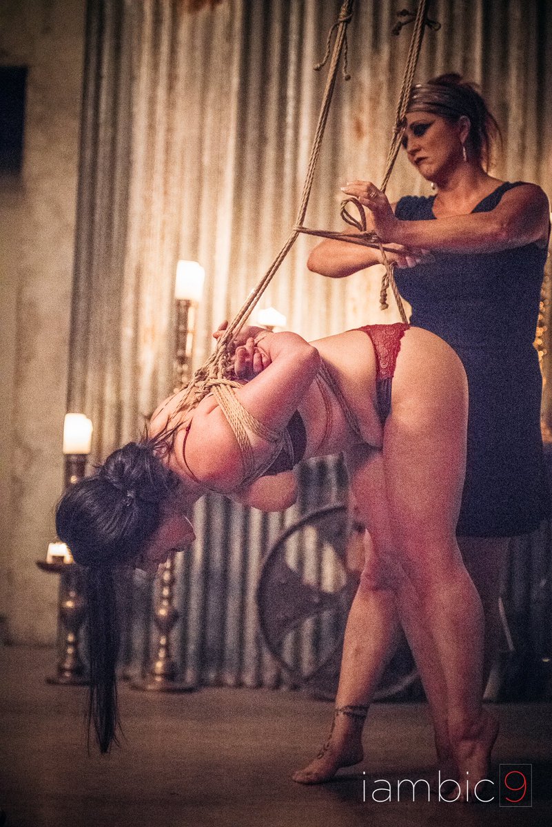 Pinkmynx's tweet photo. Performing with @chloebagodonuts at #DesertBound2018 shot by @iambicnine https://t.co/F1IJIYdgEL