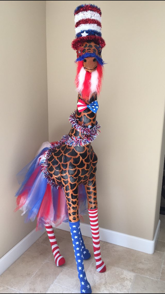 PatTheGiraffe's tweet photo. Happy 4th of July!🇺🇸 Feeling rather festive I must say... https://t.co/w5vF48mEzE