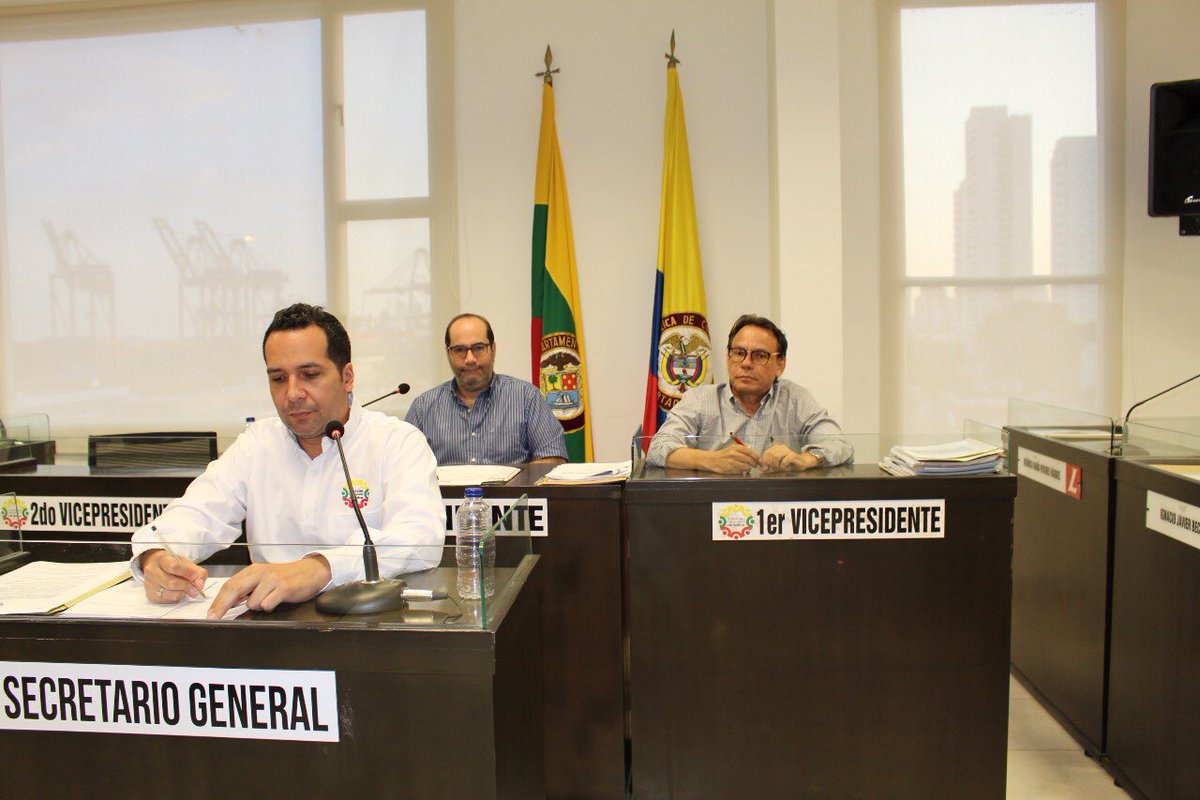 AsambleadeBol's tweet photo. En sesión plenaria del día de hoy, presidida por el diputado @Miguelcueter, la duma departamental le dio primer debate favorable a proyecto de ordenanza por medio del cual se modifica el reglamento interno de la corporación #AsambleaDeBol #SesionesOrdinarias https://t.co/Ud1rfWdJdq