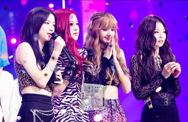roses_are_rosi's tweet photo. #BLACKPINK #THANKYOUBLINK #DDUDUDDUDU6thWin 🎉

SBS 인기가요 Top Artist  🏆
블링크 축하해요~✨ 이번 주 인기가요 1위는 2주 연속 블랙핑크가 햤습니댜!!! 박수 쨕쨕쨕 >_< 여윽시 블랙하면 뭐다? 핑꾸다!!! 뚜두뚜두~🎵 https://t.co/Jg6DGepKd7