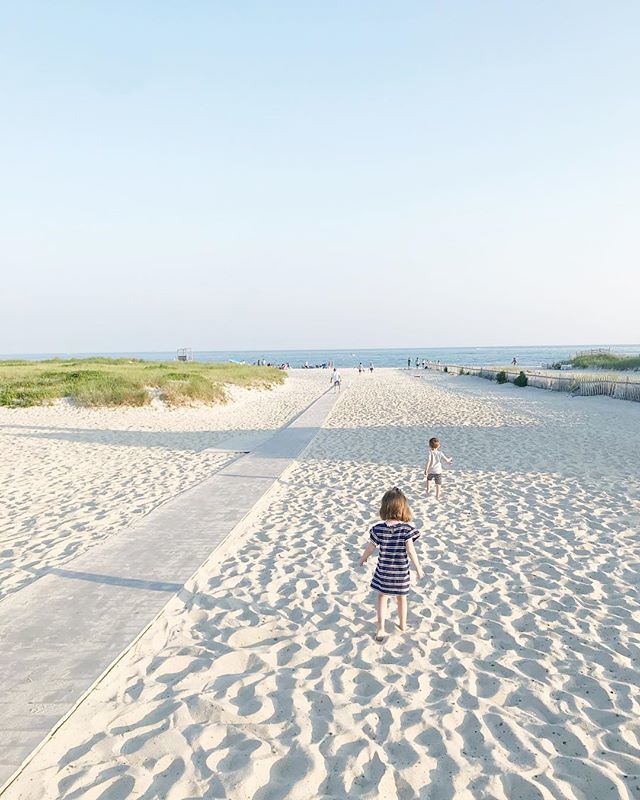 ElizabethEv's tweet photo. Happy 242nd Birthday 🇺🇸 ...because there is so much good, and so much to be grateful for— most of all, one another. Keep making America kind, my friends (and please be sure you’re registered to vote).✌🏻 What is your birthday wish for the USA? #midte… https://t.co/wYiQx4YaW0 https://t.co/ZxzQWaNtTI