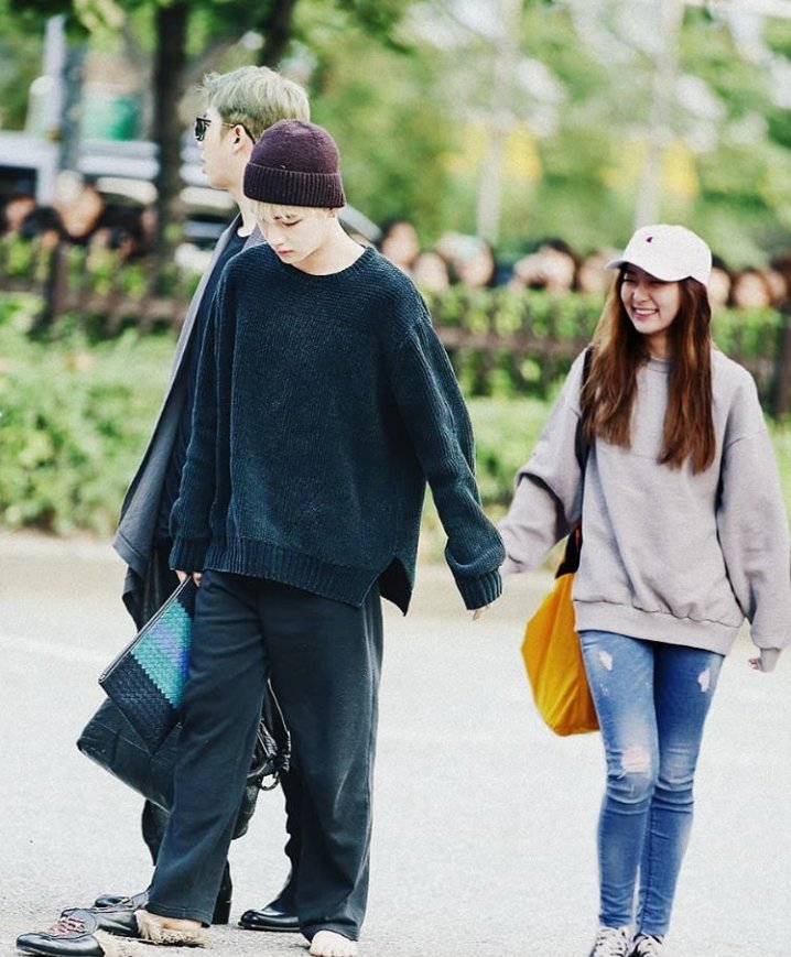DyosangDara's tweet photo. Out for a date. 
May natanggalan ng sapatos. Hahahahahaahaha https://t.co/VL9ChGCLv0