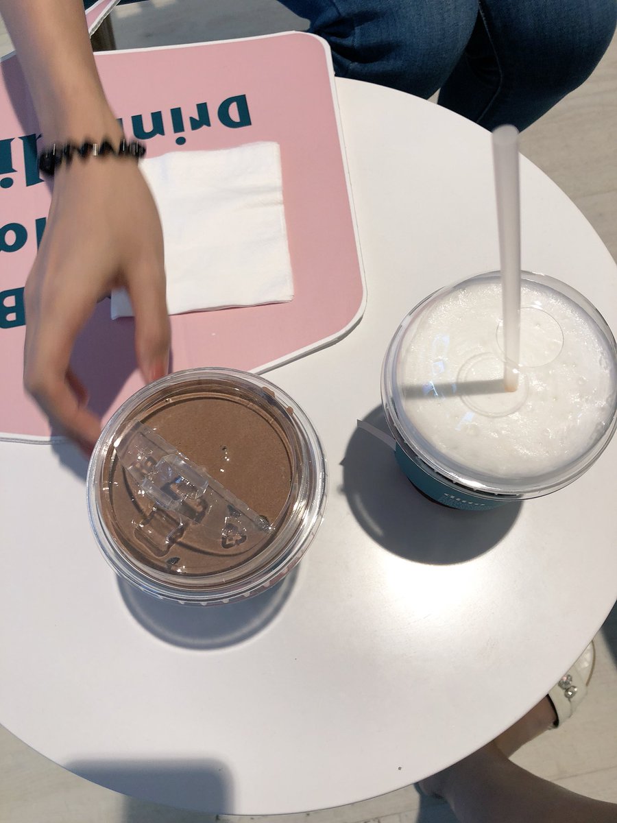 K81WF's tweet photo. 📍ร้านคิ้วๆสไตล์มินิมอล ชอบโทนสีมาก มีความเก๋ตรงที่ special quote ของแต่ละแก้ว อิอิ แนะนำเลยChocolate cream cheese 🍫 คือหอม หวานน้อย กำลังดี อร่อยจริง ยกดื่มให้โดนน้ำทั้งสองชั้นนะ เข้ากันดีมั่กกก มีเมนูชาให้เลือกเยอะ แวะไปลองดูน้า @aroii @wongnai #อร่อยไปเเดก #อร่อยบอกต่อ https://t.co/2roN0Py7C5