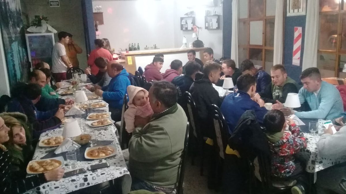 lainfodeNewbery's tweet photo. Cena de primera división organizada por la sub Comisión de fútbol, vamos aviadores!⚽ https://t.co/oOzIdt1dsa