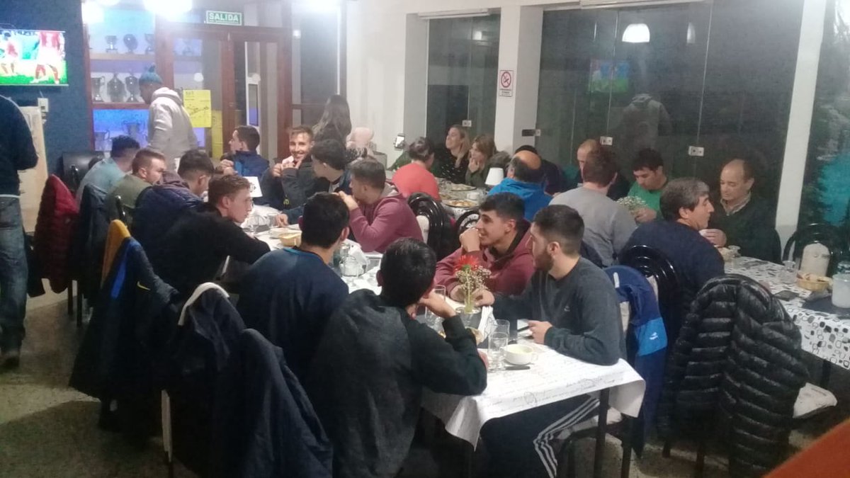 Cena de primera división organizada por la sub Comisión de fútbol, vamos aviadores!⚽