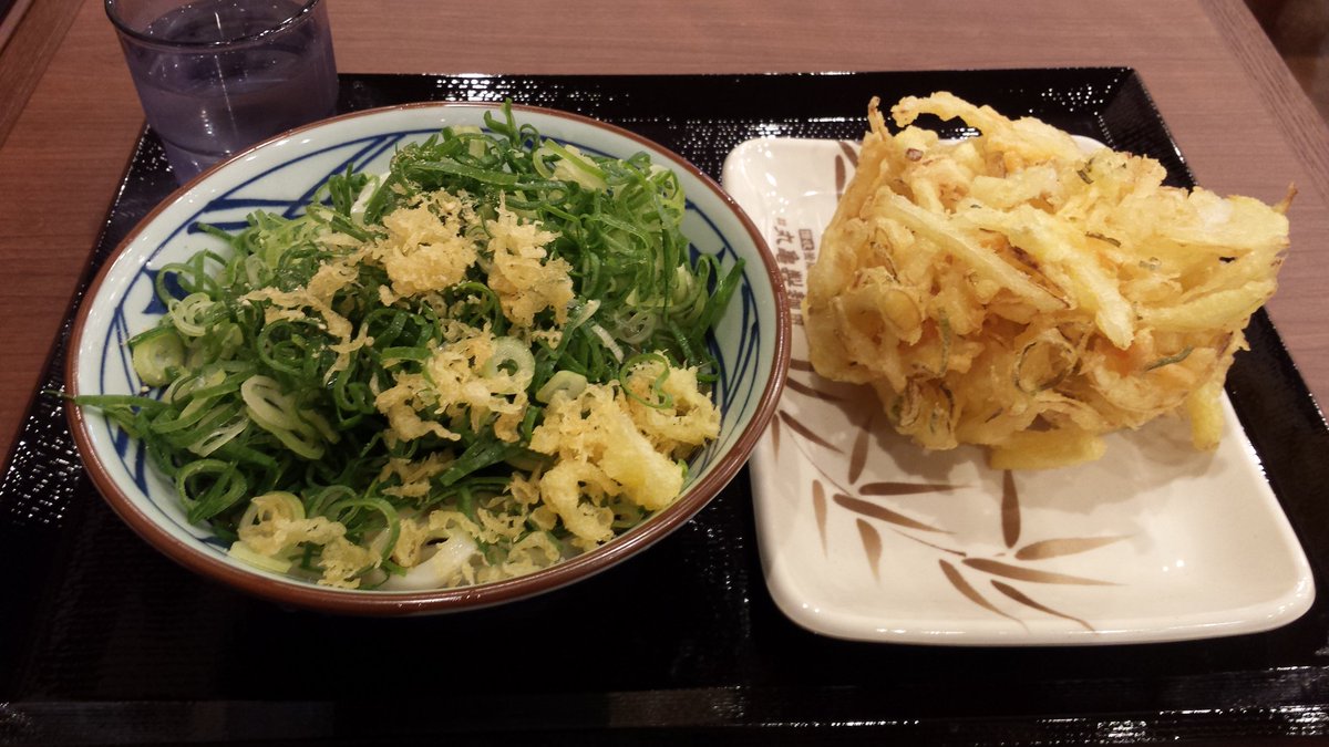 Gekka R 転職活動中 今日オープンの上野の丸亀製麺でランチなう オープンだからか 分からないけどかき揚げ が他の店舗より1 3倍ぐらいデカイ ランチ うどん 丸亀製麺 上野