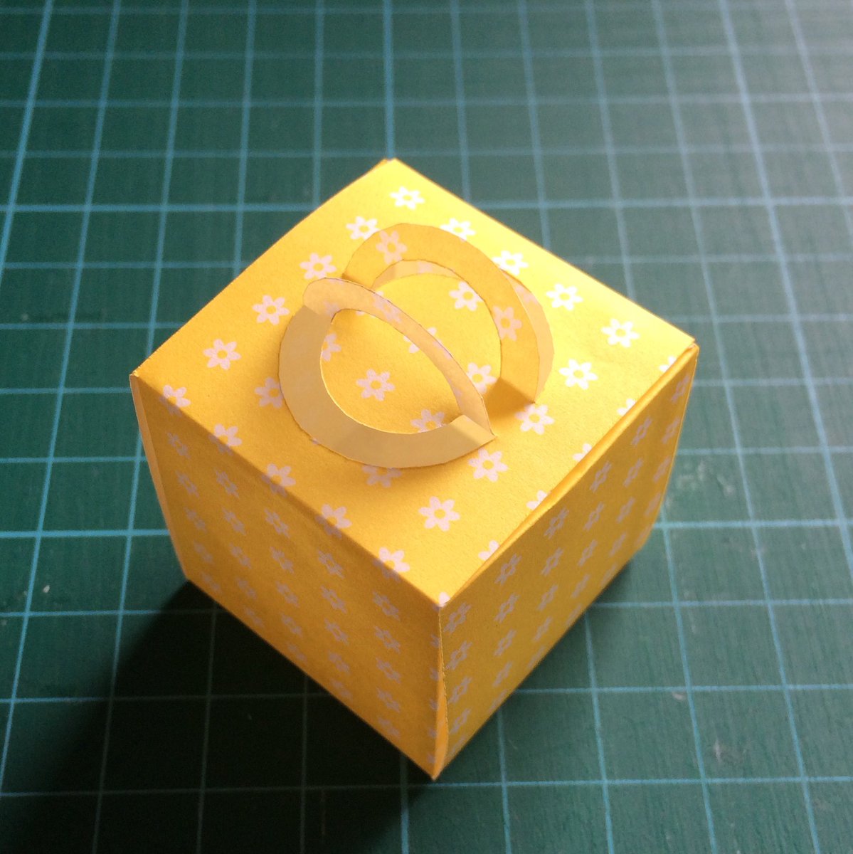 辻本京子 Kokko 粘土工房 Kokko Garden 折り紙1枚でミニチュアのケーキボックスができた なんで今まで気がつかなかったんだろう 糊付けは1ヶ所だけだし 簡単で可愛い 折り紙 セリア ミニチュア ケーキボックス